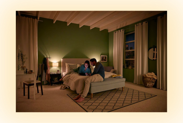 Kamer met een Philips SceneSwitch LED-lamp ingesteld op gemiddelde helderheid