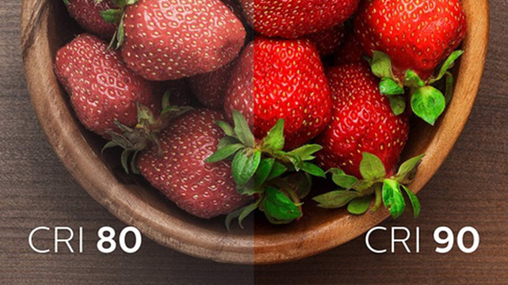 Twee afbeeldingen van aardbeien met lage en hoge kleurweergave