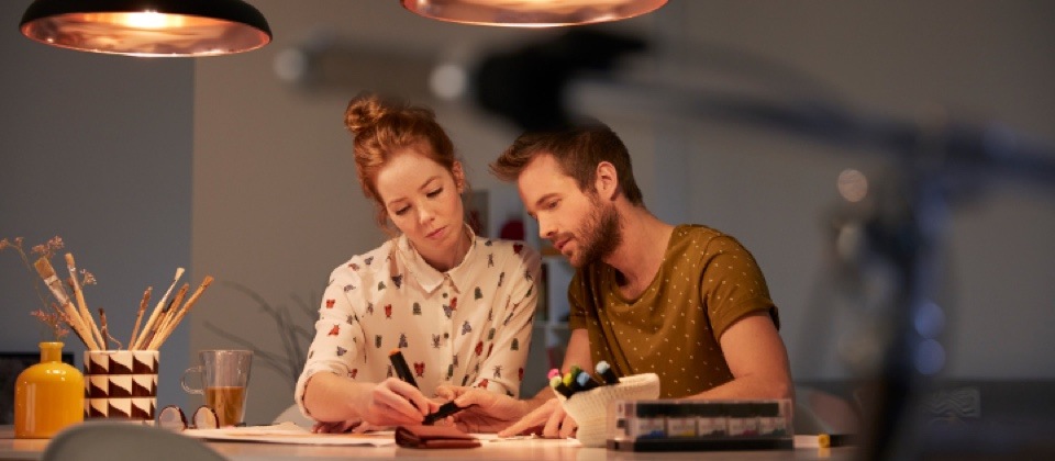 Stel dat samen aan de eettafel aan het werk is