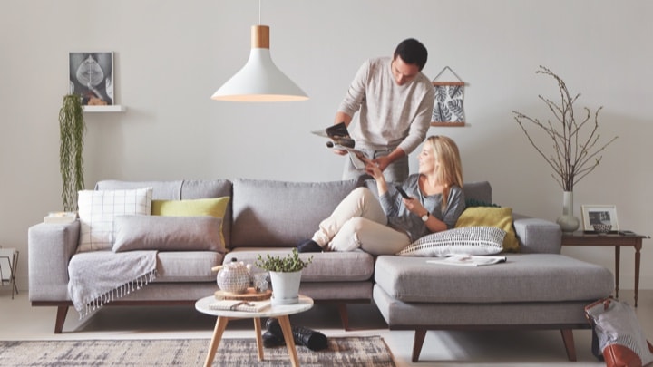 Heldere woonkamer met man en vrouw