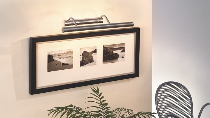 Op een schilderij gerichte wandlamp