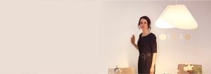 "Vrouw past heldere LED inbouwverlichting aan via slanke dimmer voor wandmontage, waardoor de moderne woonkamer sfeervoller en energie-efficiënter wordt."