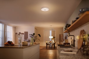 Kamer met een Philips SceneSwitch LED-lamp ingesteld op lage helderheid