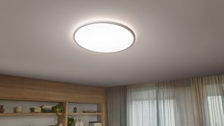 Op vintage geïnspireerde LED filamentlampen die als hanglampen hangen creëren een warme sfeer in een gezellige eethoek en laten energiezuinige en stijlvolle verlichtingsoplossingen voor thuis zien.