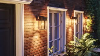Moderne LED wandlamp verlicht rustieke houten buitenkant en laat energiezuinige en weerbestendige verlichtingsoplossingen zien voor eigentijdse gevels en veranda's aan huis.