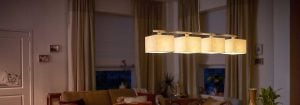 Moderne LED hanglamp met meerdere stoffen kappen verlicht een gezellige woning en laat energiezuinige en stijlvolle verlichtingsoplossingen zien voor sfeervol avondcomfort.