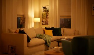 "Gezellige woonkamer verlicht door warme LED-verlichting, met energiezuinige woonambiance met slimme lampen"