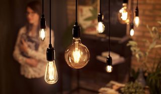 "Vintage LED filament lampen in verschillende vormen verlichten de eethoek, creëren een warme sfeer en laten energiezuinige, decoratieve verlichtingsoplossingen voor moderne interieurs zien."