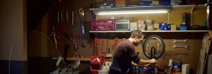 "LED-buisverlichting die het interieur van de garage verlicht en energiezuinige verlichting laat zien voor opslagruimtes met fietsen en huishoudelijke artikelen."