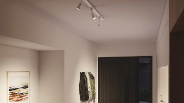 Op jassen gerichte plafondspots in de hal