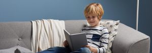 "Kind leest onder zacht LED-licht, met comfortabele verlichting voor verhaaltjes 's avonds en bevordering van gezonde slaapgewoonten in gezellige slaapkameromgeving."