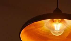 "Vintage-stijl LED filament lamp in hanglamp, met warme gouden gloed, energiezuinige nostalgische verlichting voor een gezellige sfeer in huis."