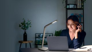"Kind studeert aan bureau met verstelbare LED-taaklamp, die optimale verlichting biedt voor huiswerk in kleurrijke leerruimte in Woningen."