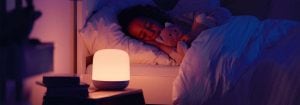 "Slim LED nachtlampje dat een zachte, warme gloed uitstraalt terwijl het kind vredig slaapt, met aanpasbare verlichting voor het slapengaan voor een optimale slaapomgeving."