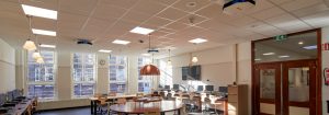 UV-C die virussen onschadelijk maakt, beschermt leraren en studenten op scholen